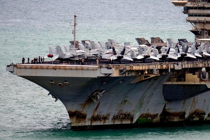 צילום: AP Photo/Sakchai Lalit 2 בספטמבר נושאת המטוסים USS אברהם לינקולן מגיעה לנמל לאם צ'באנג תאילנד אחרי משימה של 268 יום בלב ים כחלק מהמלחמה מול איראן