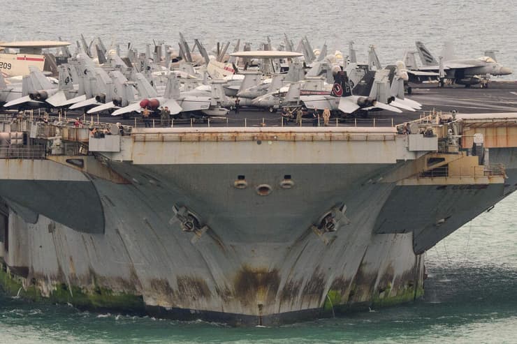 צילום: ANTHONY WALLACE / AFP 2 בספטמבר נושאת המטוסים USS אברהם לינקולן מגיעה לנמל לאם צ'באנג תאילנד אחרי משימה של 268 יום בלב ים כחלק מהמלחמה מול איראן