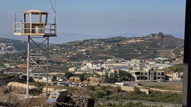 מבט מגבעת הצעקות. מוצב המשטר הסורי לשעבר מעל הכפר מג'דל שאמס (צילום: יאיר קראוס) מבט מגבעת הצעקות. מוצב המשטר הסורי לשעבר מעל הכפר מג'דל שאמס