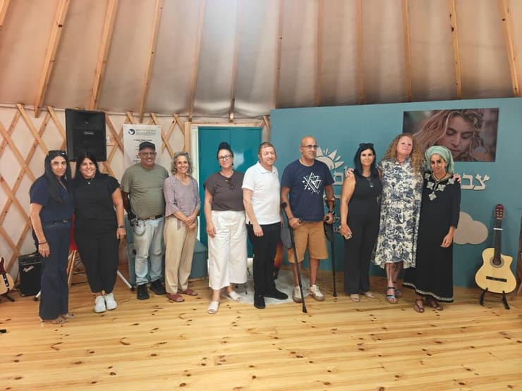 נטליה (שנייה מימין) בטקס חניכת חדר המוזיקה. "להביא אור, צלילים ותקווה למקום שבו הלב נשבר" (צילום: באדיבות ארגון "לזכור לנצח") נטליה (שנייה מימין) בטקס חניכת חדר המוזיקה. "להביא אור, צלילים ותקווה למקום שבו הלב נשבר"