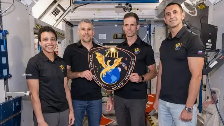 יצטרכו לחכות עוד קצת עד השיגור לתחנת החלל. "צוות 13" המיועד לטיסה בחללית דרגון של ספייס אקס. משמאל: ווטקינס, דילייני, קוטריק וטטריאטניקוב (צילום: NASA/Morgan Gridley) יצטרכו לחכות עוד קצת עד השיגור לתחנת החלל. "צוות 13" המיועד לטיסה בחללית דרגון של ספייס אקס. משמאל: ווטקינס, דילייני, קוטריק וטטריאטניקוב