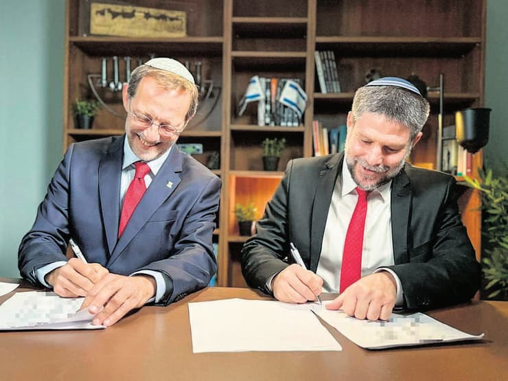 סמוטריץ' ופייגלין מתאחדים. ראש הממשלה עמל אישית על החיבור בצלאל סמוטריץ' ומשה פייגלין חותמים על הסכם האיחוד