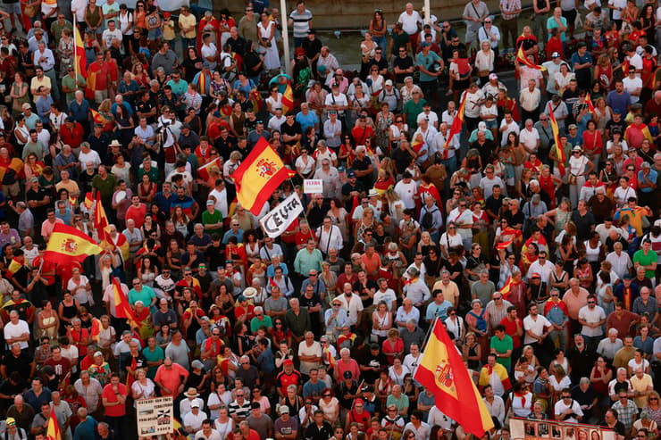 צילום: REUTERS/Violeta Santos Moura מדריד ספרד הפגנה בעד סאוטה ונגד ראש הממשלה פדרו סנצ'ס