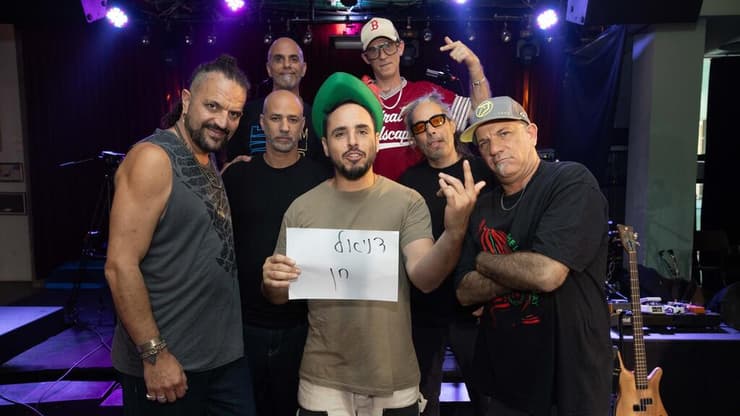 אז מה בעצם אסור ללבוש? דניאל חן עם הדג נחש (צילום: עוז מועלם) דניאל חן עם הג נחש