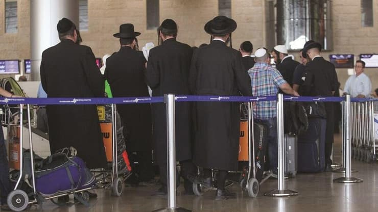חסידים בשדה בדרך לאומן. חשש מתופעת העריקים (צילום: עמית מגל) חסידים בשדה בדרך לאומן. חשש מתופעת העריקים