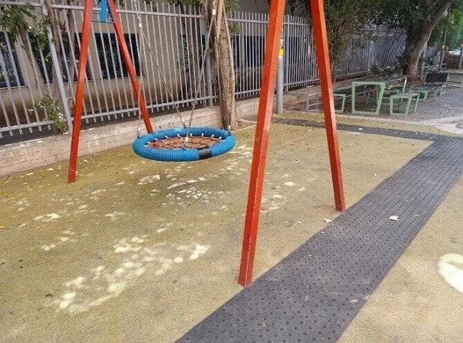 דשא סינתטי שאיבד את הצבע הירוק