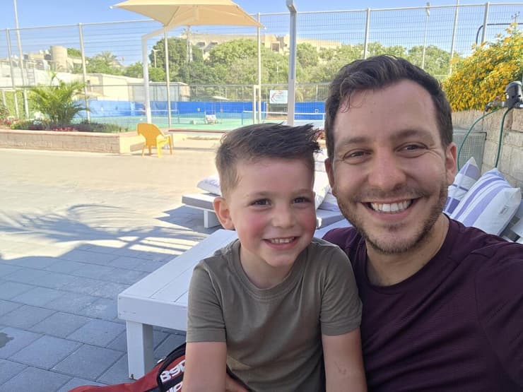 "אני בטוח שגם במרוץ הוא יהיה לידנו ברקע". נבו עם אביו מתן ארוש (צילום: פרטי) נבו ארוש בן ה-5 עם אביו מתן ארוש