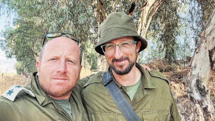 עם אחיו שאול ז"ל. "הוא היה צמד ברזל שלי" (צילום: אלבום פרטי) אלוף משנה אריק מויאל, מפקד חטיבה נח"ל, עם אחיו רב סמל בכיר שאול מויאל ז"ל