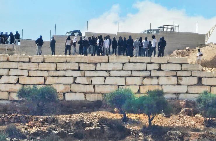 מתנחלים רעולי פנים בקוסרה. הצו של האלוף בלוט לא מרתיע אותם מתנחלים רעולי פנים צרים על קוסרה. הצו של האלוף בלוט לא מרתיע אותם