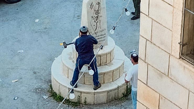 סוכות מנתץ את האנדרטה סוכות מנתץ את האנדרטה