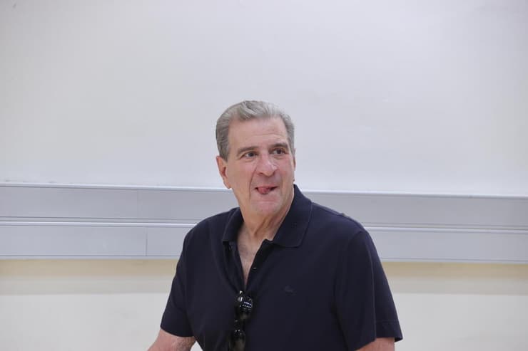 בא לראות את הקבוצה החדשה. רקנאטי (צילום: מוטי קמחי) מכבי ת"א פותחת אימונים אודי רקנאטי