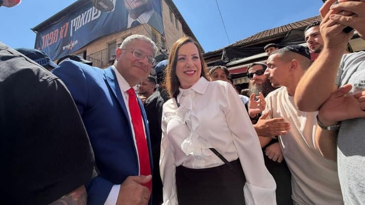 בן גביר לצד הרכש החדש יו״ר עוצמה יהודית איתמר בן גביר וחברת הכנסת טלי גוטליב בשוק מחנה יהודה