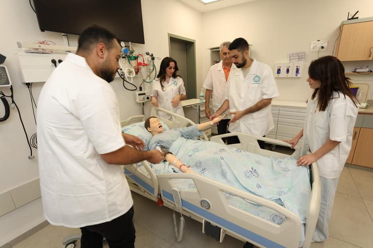מרכז הסימולציה בבית הספר לאחיות של בית החולים האנגלי בנצרת