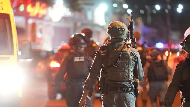 "חתרו למגע". לוחמי מג"ב ושוטרים בזירת הפיגוע (צילום: דוברות המשטרה ) כוחות מג"ב בשער שכם