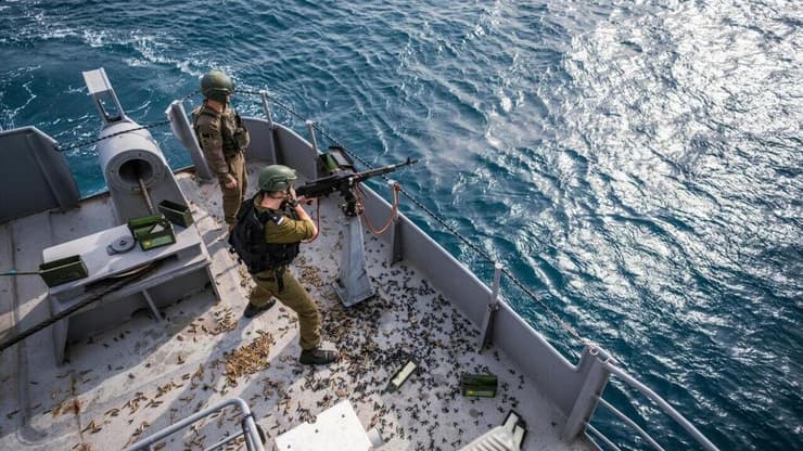 מעבר חלק מהספינה לשטח. צוערי קורס חובלים (צילום: דובר צה"ל) קורס חובלים בצה"ל