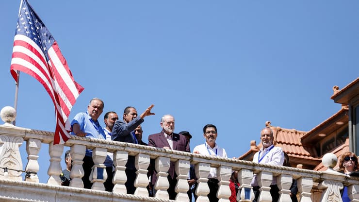 ביקורו של השגריר האקבי בתורמוס עיא (צילום: John Wessels / AFP) ביקור השגריר האמריקני מייק האקבי בתורמוס עיא