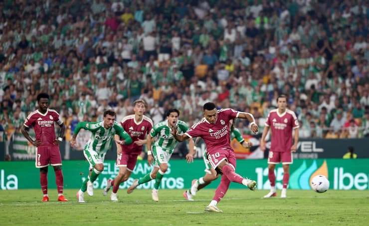 אמבאפה במהלך הפנדל שעורר מחלוקת (צילום: Fran Santiago/Getty Images) אמבאפה