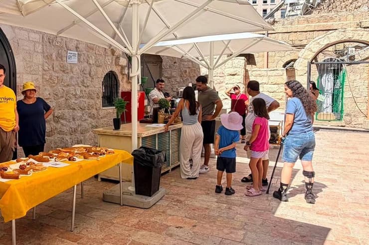 עשרות הגיעו לפני שהדוכן פונה. ירושלים, הבוקר (צילום: התעוררות בירושלים) נאבקים בסגירה של קפה בסמטה בירושלים