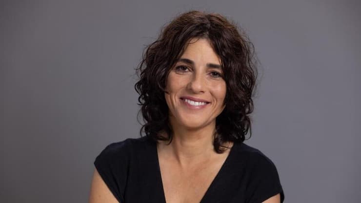 פרופ' ענת שושני. "העובדה שילד חוזר לבית הספר, צוחק עם חברים ומכין שיעורי בית אינה בהכרח אומרת שהכול מאחוריו" (צילום: גלעד קוולרצ׳יק) פרופ' ענת שושני
