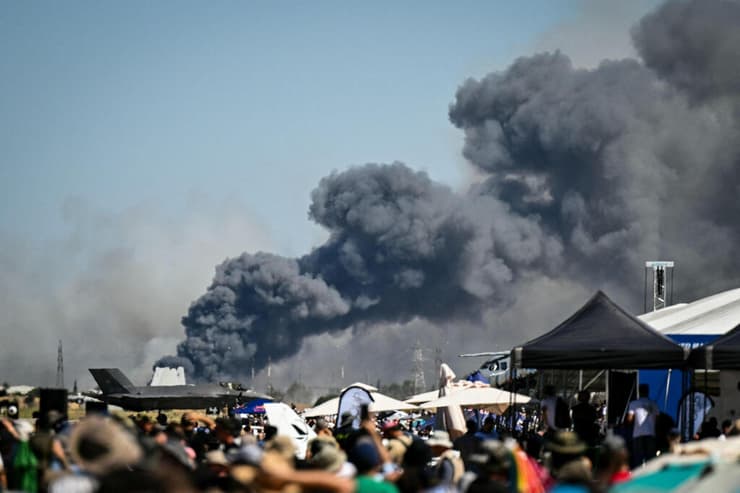 העשן השחור, לאחר ההתרסקות (צילום: Theophile BLOUDANIS / AFP) מטוס קרב אמריקני של חיל האוויר היווני התרסק במפגן אווירי ליד אתונה