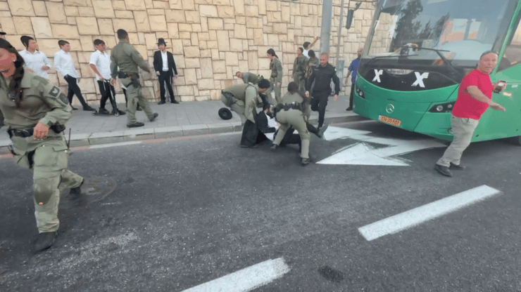 הפגנת חרדים בכניסה לירושלים (צילום: עידן בלומהוף) הפגנת חרדים בכניסה לירושלים