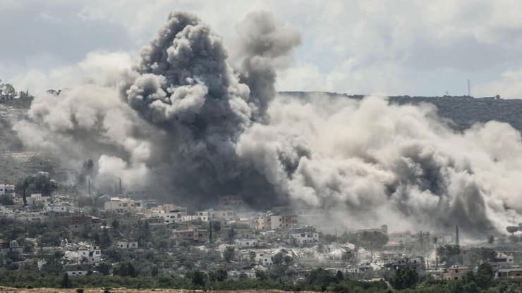 "אנחנו לא עזה". תיעוד מהתקיפות בדרום המדינה לפני 4 ימים (צילום: Kawnat HAJU / AFP) תקיפה בדרום לבנון