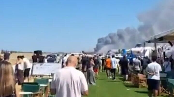 צילום: סעיף 27א לפי חוק זכויות יוצרים מטוס קרב אמריקני של חיל האוויר היווני התרסק במפגן אווירי ליד אתונה