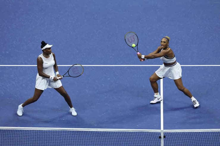 הוויליאמסיות בפעולה (צילום: JULIAN FINNEY / GETTY IMAGES NORTH AMERICA / AFP) ונוס וסרינה