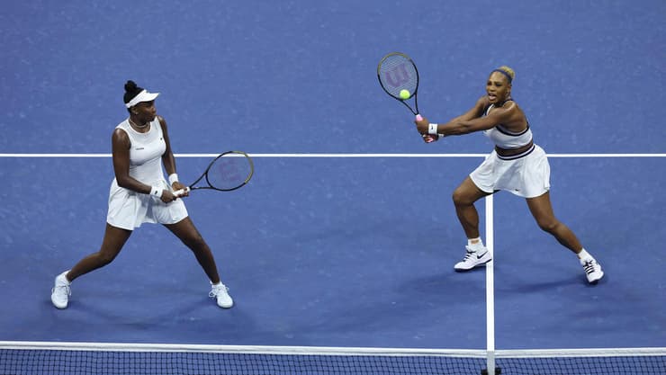 ונוס וסרינה (צילום: JULIAN FINNEY / GETTY IMAGES NORTH AMERICA / AFP) ונוס וסרינה