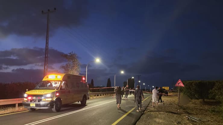 זירת התאונה בשרון (צילום: תיעוד מבצעי מד"א) הרוג בתאונת דרכים בכביש 5535 סמוך לפורת