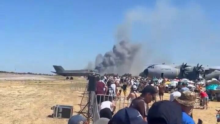 מטוסי הקרב, באזור ההתרסקות (צילום: סעיף 27א לפי חוק זכויות יוצרים) מטוס קרב אמריקני של חיל האוויר היווני התרסק במפגן אווירי ליד אתונה