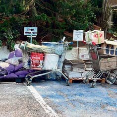 חניה חסומה ב"בית הלוחם" בתל אביב. "חודשיים זה עומד ואף אחד לא מפנה" (ללא) חניה חסומה