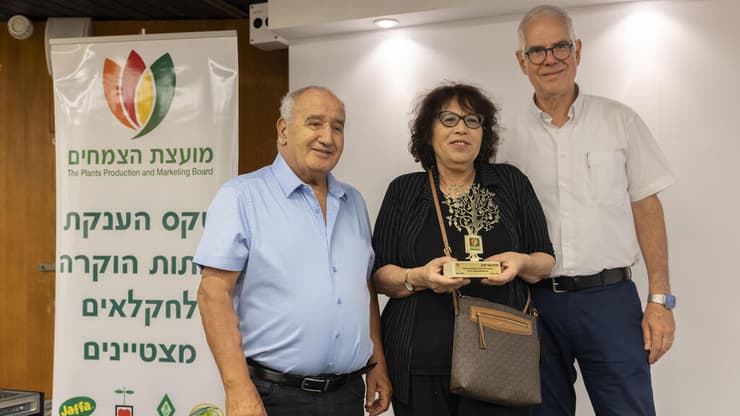 מימין: עזרא בכר, נווית זומר ומאיר יפרח (צילום: אלי דסה) מימין: עזרא בכר, נווית זומר ומאיר יפרח