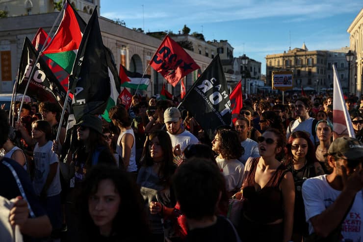 צילום: REUTERS/Matteo Minnella מתנגדים מפגינים נגד ראש ממשלת איטליה ג'ורג'ה מלוני בשולי עצרת בארי שבה היא חוגגת שיא כהונה רצופה מאז מלחמת העולם השנייה