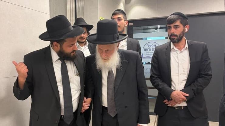 הרבנים מגיעים לכינוס ( צילום: קובי ישראל) רבני ש"ס נכנסים לישיבת המועצת ששם יוחלט על הרשימה לכנסת