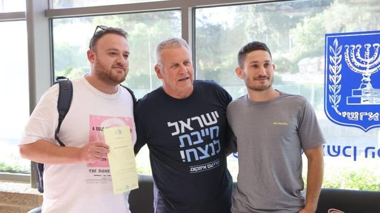 נציגי מפלגת ישר! של גדי איזנקוט מגיעים לוועדת הבחירות (צילום: אלכס קולומויסקי) חלוקת מספרים לתו להגשת הרשימות לבחירות הכנסת ה-26