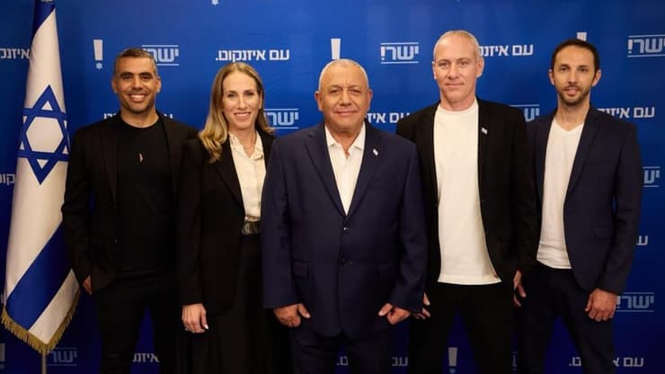 גדי איזנקוט לצד חילי טרופר, שירה שפירא, אליסף פרץ ושלומי יחיאב (צילום: יהב טרודלר) טרופר מצטרף לישר!