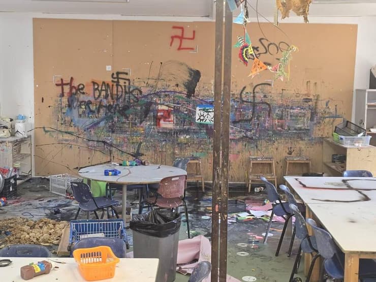 צילום: באדיבות מועצת פרדס חנה וונדליזם וצלבי קרס רוססו בביה״ס בפרדס חנה