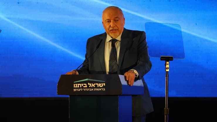 ליברמן: "לא נקבל שום קריצה לכיוון נתניהו" (צילום: שאול גולן) כנס הבחירות של מפלגת ישראל ביתנו לכנסת ה-26