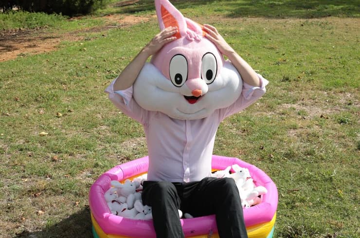 אייל בתור ארנב אנושי. כך התחיל סיפור האהבה שלו עם מעין (צילום: מעין חיים) תחפושת הארנב