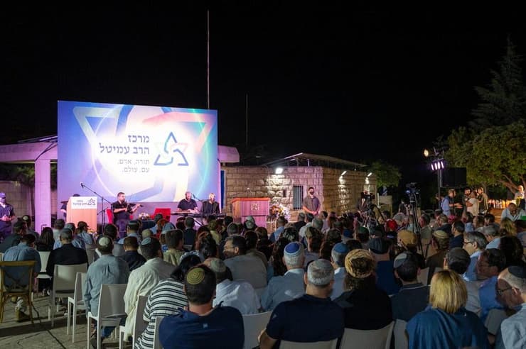 הטקס באלון שבות (צילום: יצחק אפנזר, ישיבת ההסדר הר עציון) הטקס באלון שבות