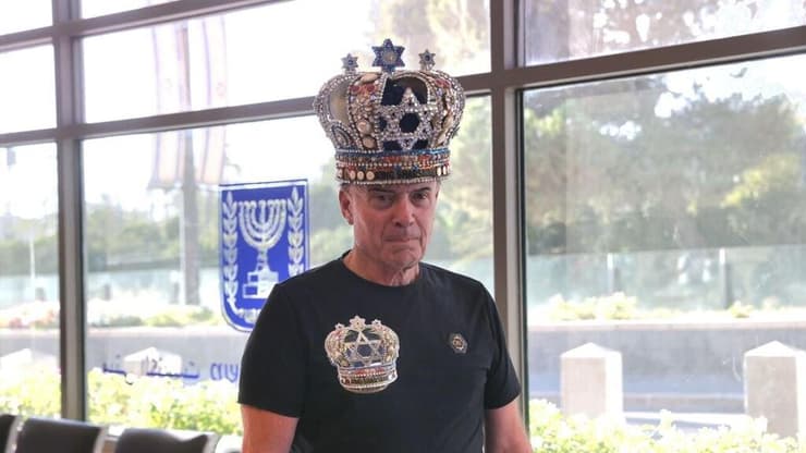 דואג לפוסט טראומתיים. איתן שווילי נציג מפלגת שרשר (צילום: אלכס קולומויסקי) חלוקת מספרים לתו להגשת הרשימות לבחירות הכנסת ה-26