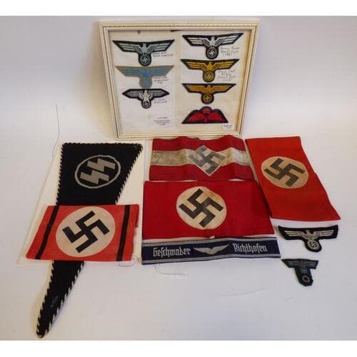 גם צלבי קרס נמכרו (צילום: מתוך אתר Amersham Auction Rooms) גם צלבי קרס נמכרו