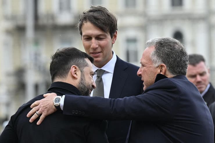 וויטקוף, קושנר וזלנסקי בקייב (צילום: Genya Savilov / AFP) נשיא אוקראינה וולודימיר זלנסקי עם סטיב וויטקוף ו- ג'ארד קושנר ב קייב