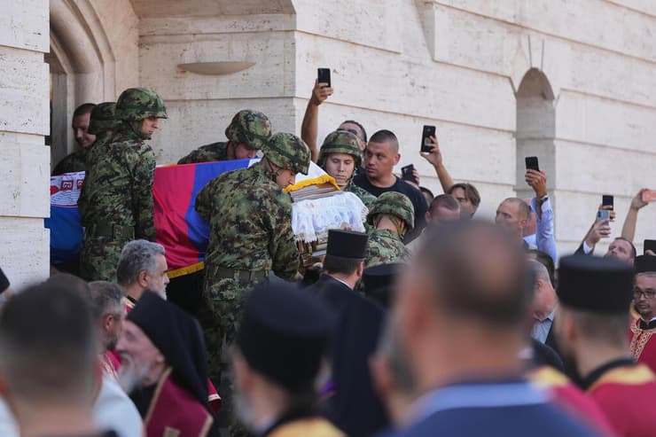 צילום: AP Photo/Darko Vojinovic סרביה בלגרד הלוויה כבוד ל פושע המלחמה רטקו מלאדיץ'