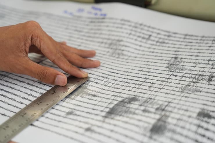 קריאות סיסמיות של רעידות האדמה בהר (צילום: AP Photo/Dziki Oktomauliyadi) אינדונזיה הר געש אנאק קרקטאו פולט אפר משבית 7 שדות תעופה קריאות סיסמיות של רעידות האדמה בהר