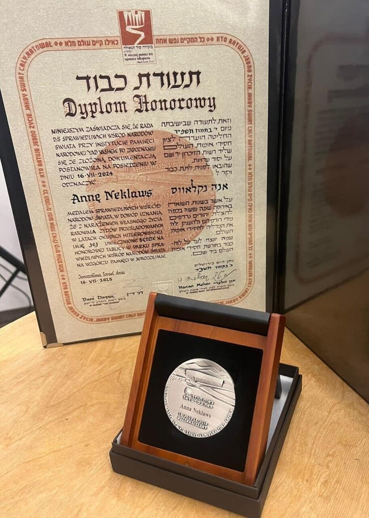 התעודה לאנה ניקולס (צילום: באדיבות שגרירות ישראל בוורשה) מהטקס שנערך לכבודה של אנה נקלאוס