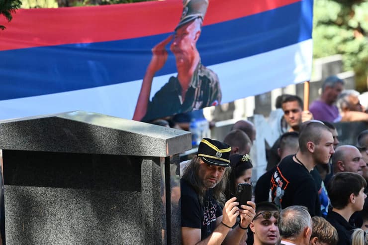 צילום: AP Photo סרביה בלגרד הלוויה כבוד ל פושע המלחמה רטקו מלאדיץ'