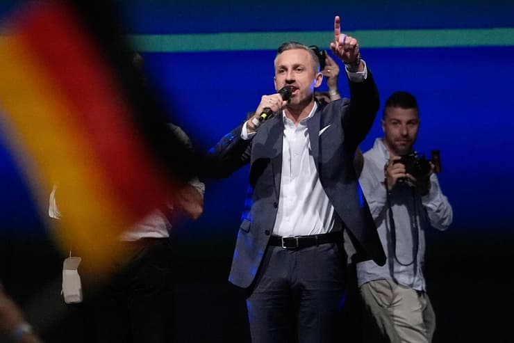צילום: AP Photo/Matthias Schrader אולריך זיגמונג מנהיג אלטרנטיבה לגרמניה AfD במדינת המחוז סקסוניה אנהלט גרמניה אחרי הניצחון שם בעצרת בעיר מגדבורג 6 בספטמבר