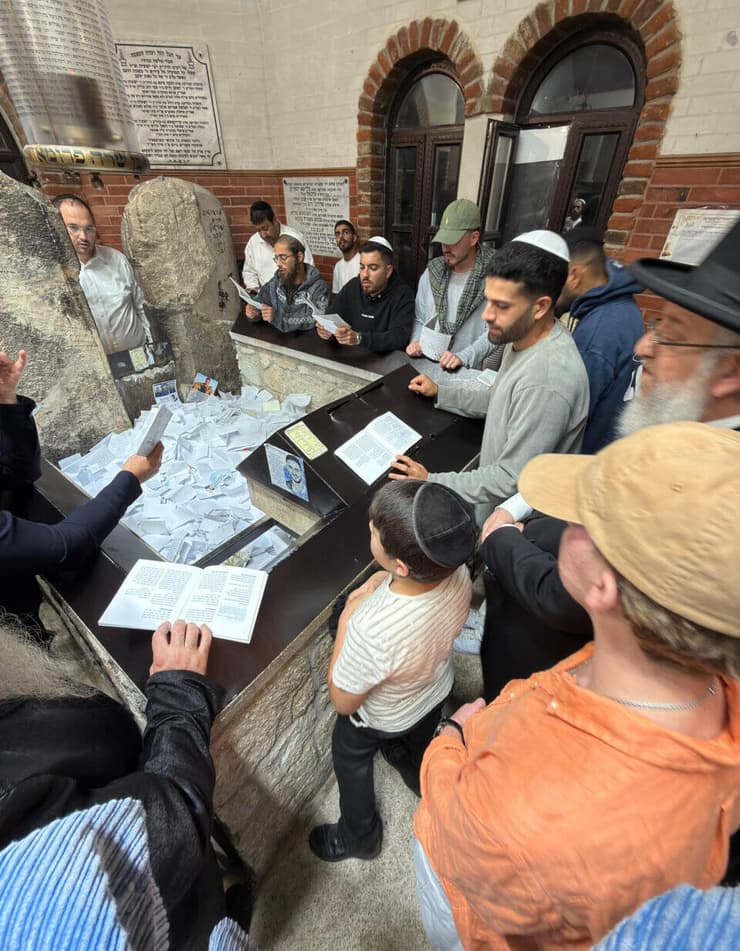חברי המשלחת בביקור בציון הקבר בהונגריה